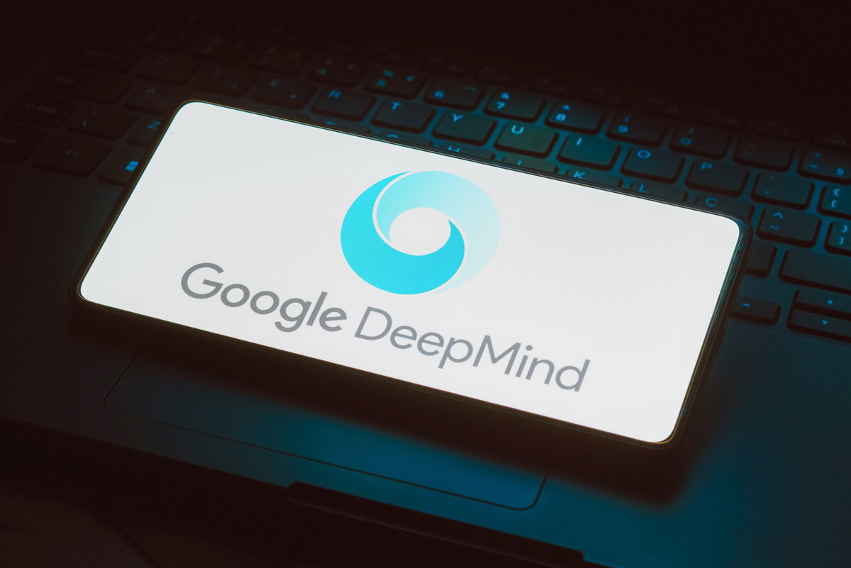 Разработчики из известной лаборатории искусственного интеллекта DeepMind, входящей в состав компании Google, продемонстрировали впечатляющие возможности своего нового робота-экскурсовода.