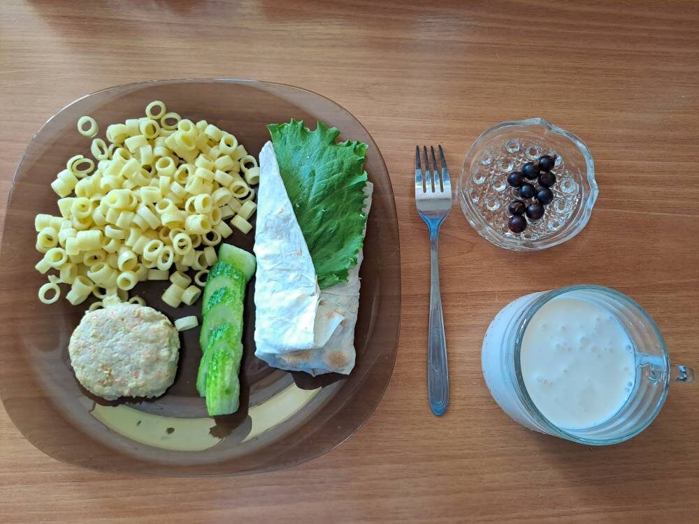 Позавтракала вот так вкусненько. В лаваше чуть присоленый творог с зеленью и тертым огурцом. Вкус интересный. Вообще лаваш не люблю, но тут его так мало, что получилось неплохо