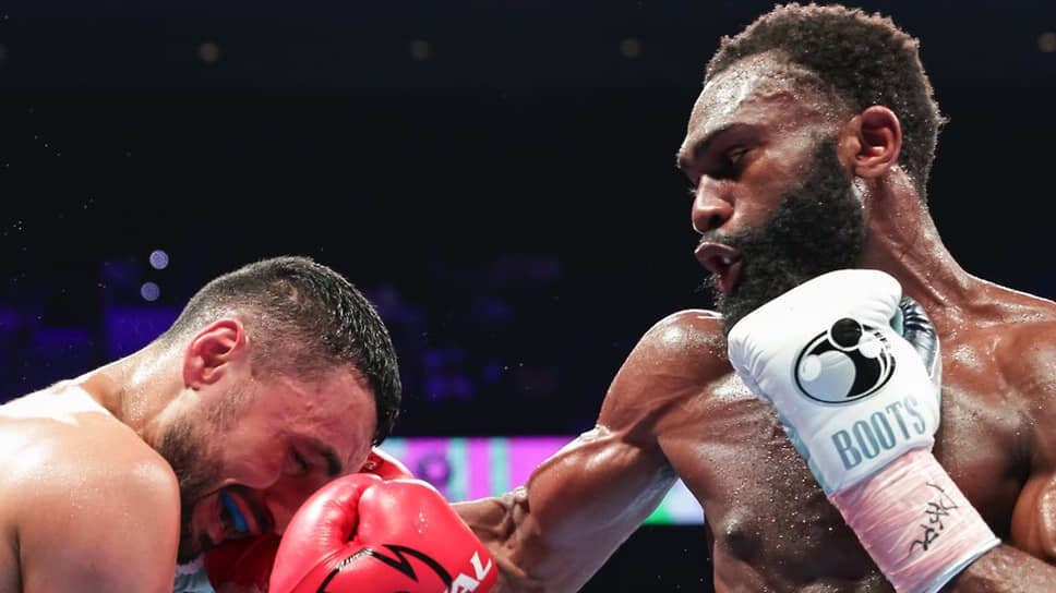 Фото: @DAZNBoxing📷Россиянин Давид Аванесян (слева) против американца Джарона Энниса