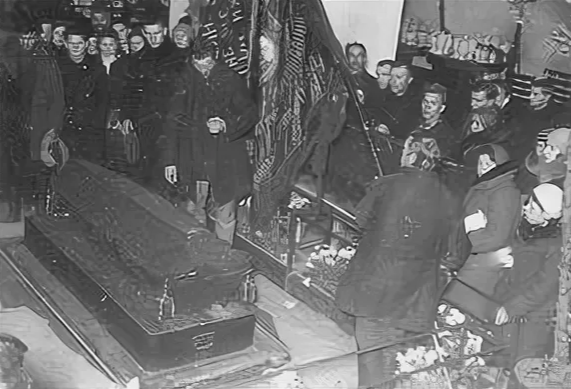  В России, в отличие от многих стран Европы и Азии, доминирует традиция захоронения усопших в земле. Кремация же, хоть и легализована, остается менее распространенным выбором.