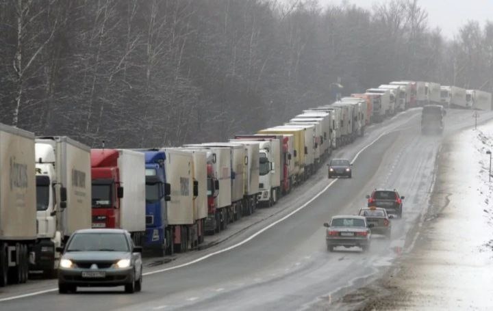 Почему дальнобойщики едут близко друг к другу и не пропускают легковые авто между собой. Нарушают ли они ПДД. Ответ автоюриста