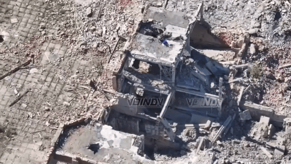    Триколор над одним из зданий в Урожайном. Видео: Telegram/"Юрий Котенок"