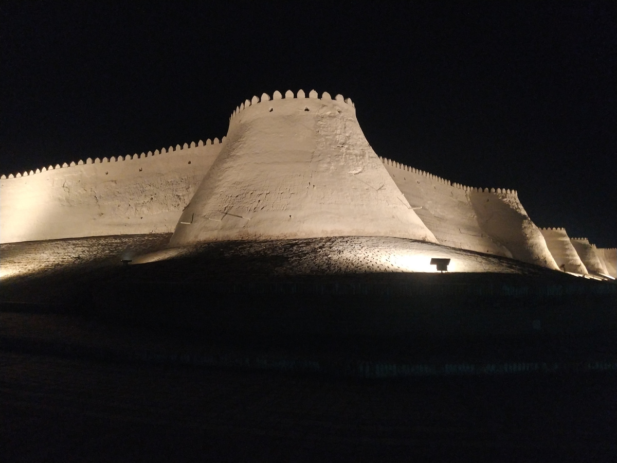 Крепостные стены Ичан-Кала в вечерней подсветке