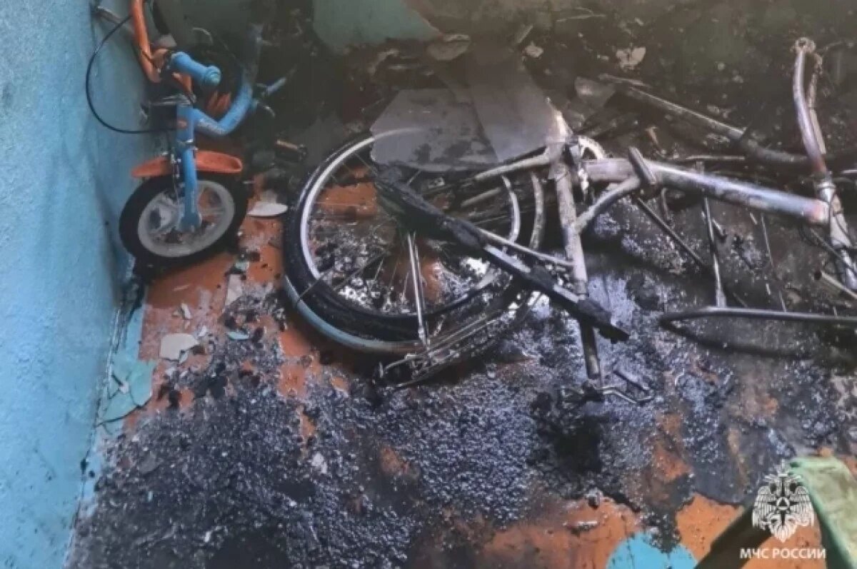    В подъезде дома на Рябикова вспыхнул пожар, 9 человек эвакуировали