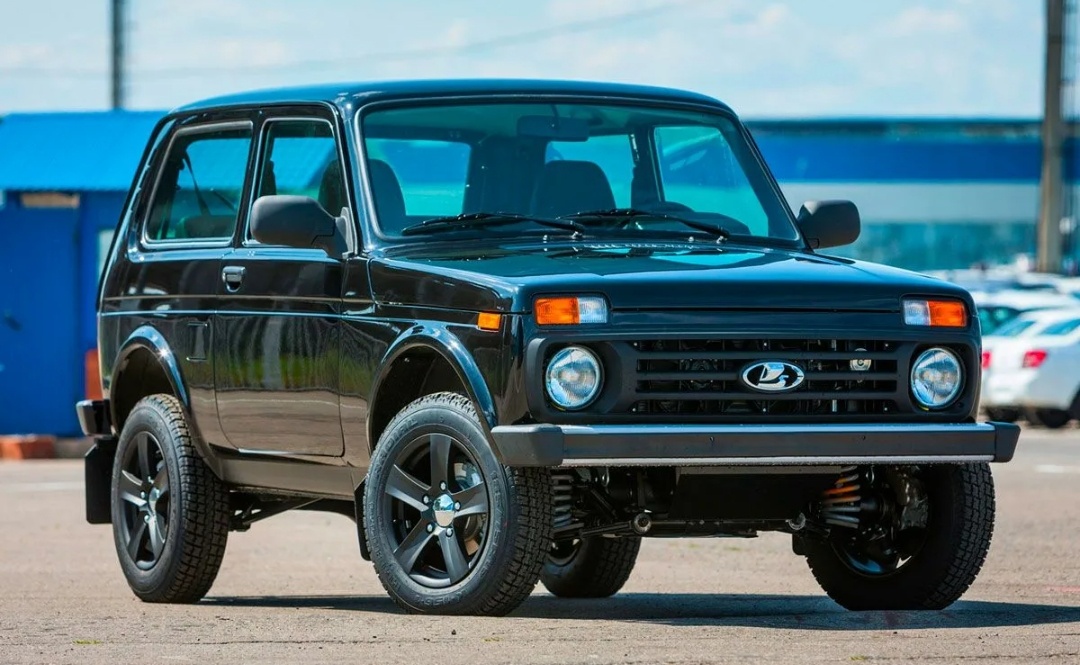 Ни́ва» (код кузова ВАЗ-2121 для трёхдверной модели и ВАЗ-2131 для пятидверной, в разное время также выпускалась под названиями Lada Niva, LADA 4x4 и LADA Niva Legend) — советский и российский автомобиль повышенной проходимости — внедорожник малого класса с несущим кузовом и постоянным полным приводом. Серийно производится с 5 апреля 1977 года (до 2006 года продавался под именем ВАЗ-2121 «Ни́ва» на внутреннем рынке, и как Lada Niva на экспортных рынках[2][3], с 2006 по 2021 годы под именем LADA 4x4, с 2021 года — LADA Niva Legend).