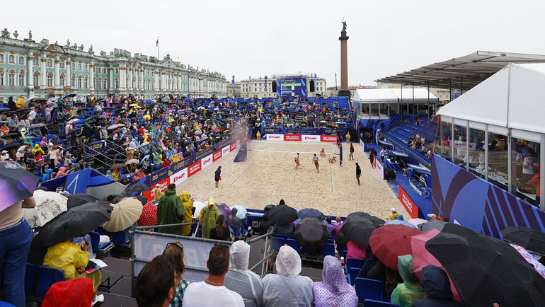    Пляжный волейбол на Дворцовой площади.Владимир Бланк Известия