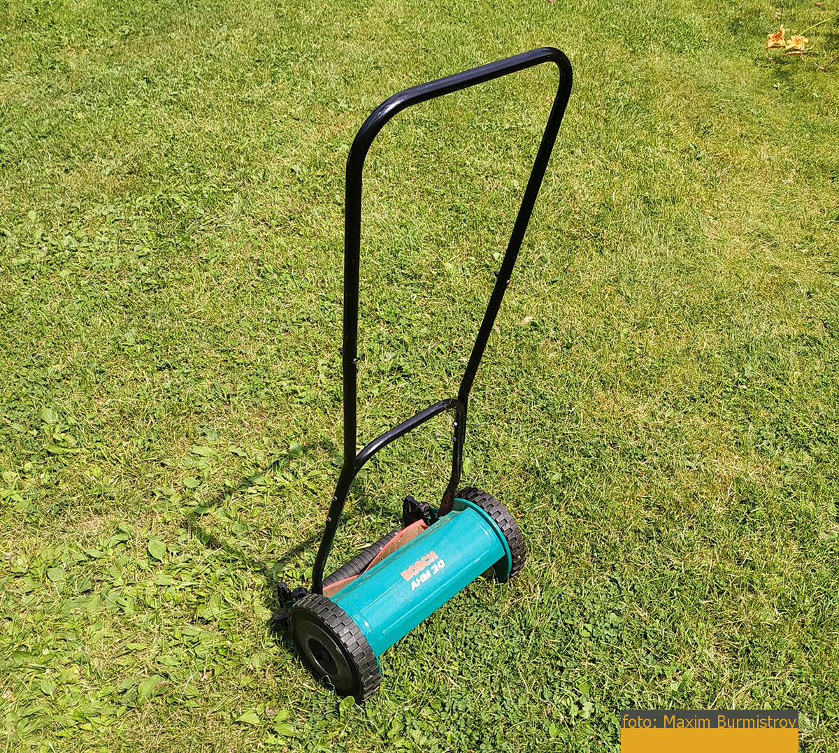 Механическая косилка собственной персоной. Аппарат в идеальном состоянии за половину магазинной стоимости - это ли не удача???