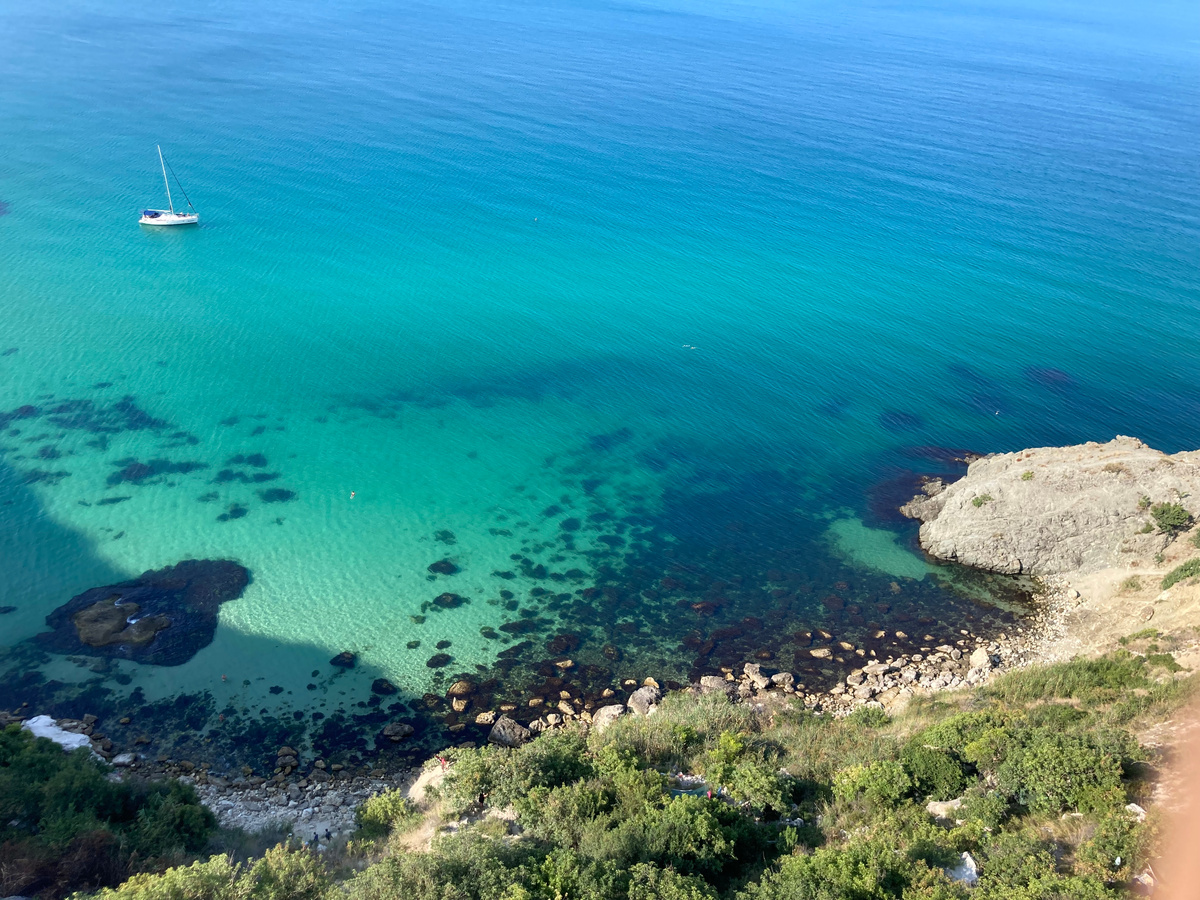 Море тут действительно очень красивое