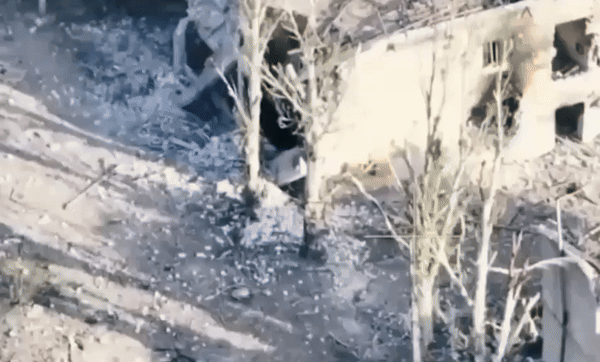 МИНА В КАЧЕСТВЕ РУЧНОЙ ГРАНАТЫ ТВОРИТ ЧУДЕСА, НО ПРИ ЭТОМ СМЕРТЕЛЬНО ОПАСНА ДЛЯ ТОГО, КТО ЕЁ ИСПОЛЬЗУЕТ. ВИДЕО С ТГ-КАНАЛА GREY ZONE