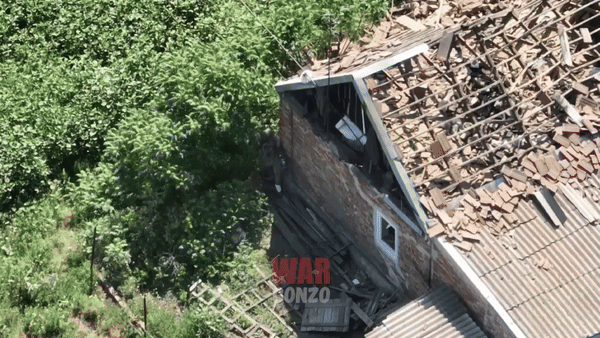 ТМ-62 СКЛАДЫВАЕТ ДОМ ОДНИМ УДАРОМ, НО ПОСЛЕ БРОСКА У БОЙЦА ОЧЕНЬ МАЛО ВРЕМЕНИ, ЧТОБЫ ОТОЙТИ. ИСТОЧНИК: ТГ-КАНАЛ WARGONZO