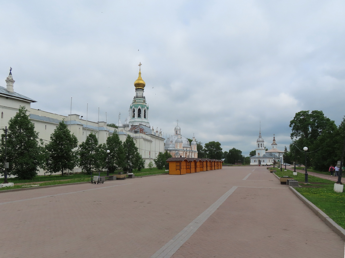 Кремлёвская площадь. Слева Архиерейский дом. За ним колокольня Софийского собора. Из-за колокольни видны купола Софийского собора. В центре Воскресенский собор. Вдали церковь Александра Невского. За ней берег Вологды. Слева от церкви на фоне деревьев едва различим памятник Батюшкову. Справа за деревьями Музей кружева