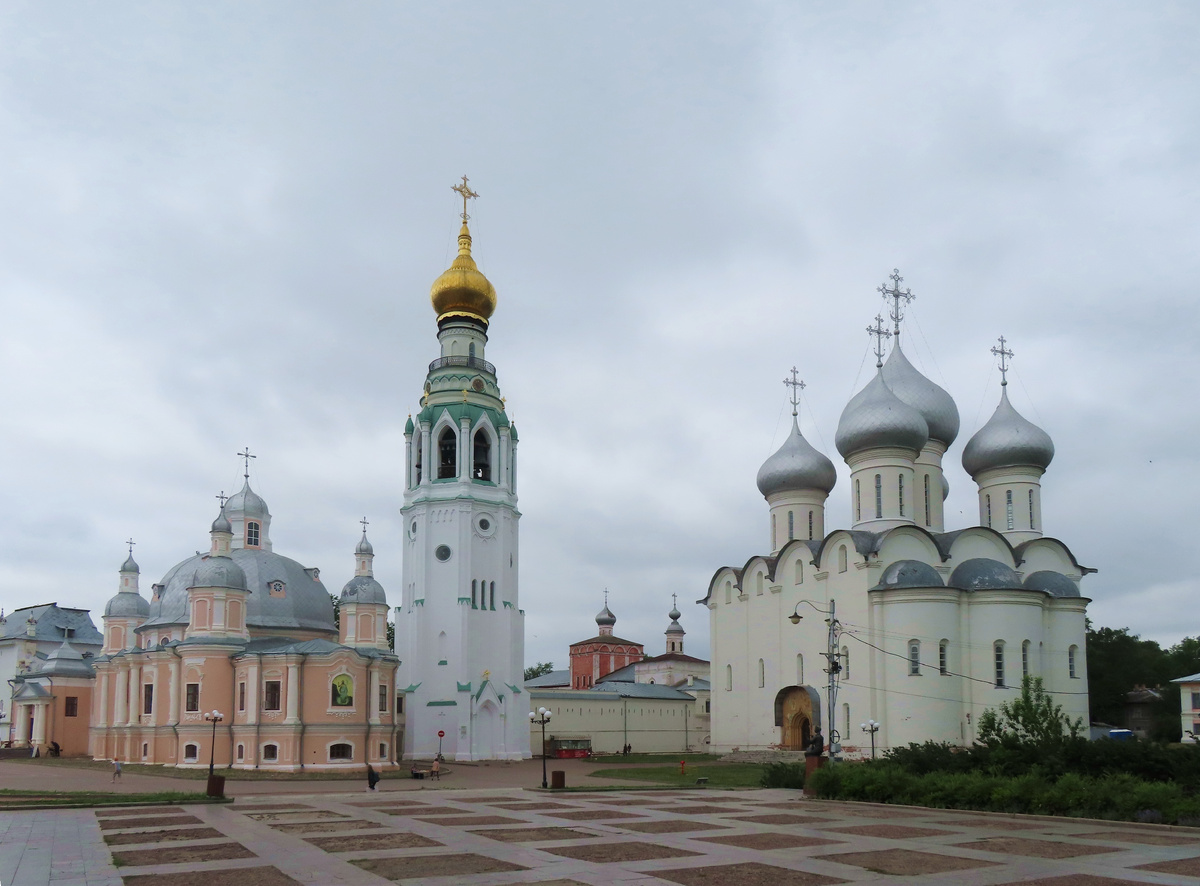 Слева Воскресенский собор, в центре колокольня Софийского собора, справа Софийский собор. Между колокольней и Софийским собором стена Архиерейского двора с надвратной Крестовоздвиженской церковью, за стеной Рождественская церковь
