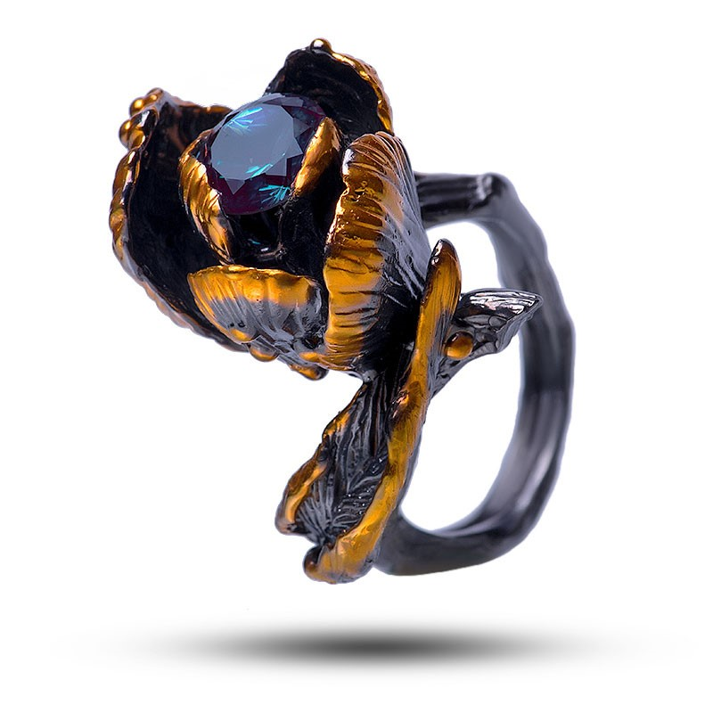 Кольцо серебряное "Тюльпан", камень александрит от Галереи Самоцветов. Кольцо с камнем «Тюльпан» Бренд Denisov & Gems, из коллекции «Vida Maestro». Драгоценный камень александрит гидротермальный Оправа серебро, покрытие родий, золочение
Вес: 19 г