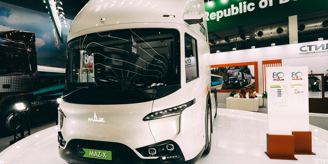 Залез в гибридный седельный тягач МАЗ и удивился месту второго водителя, напомнившего мне десантный БМД...