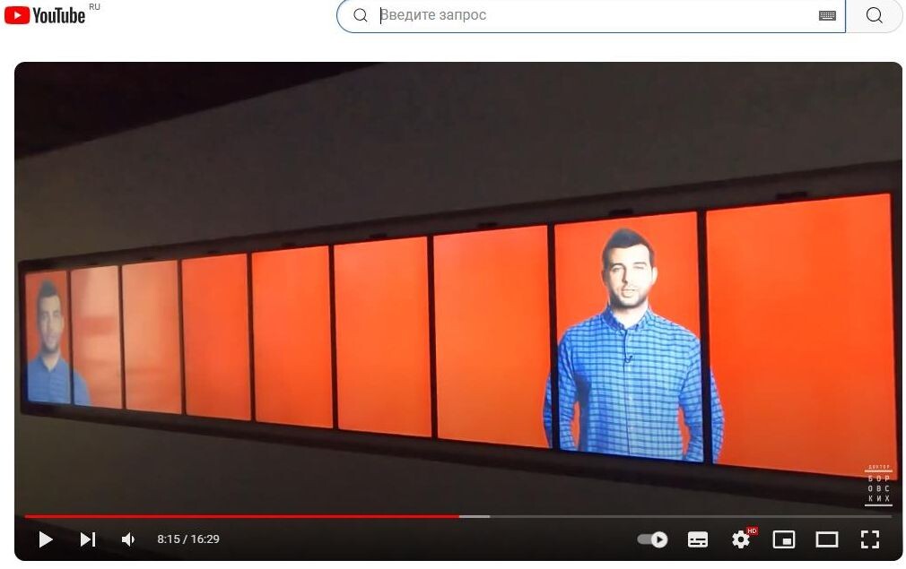    В экспозиции Ельцин Центра посетителей встречают знакомые лица. Скриншот: YouTube-канал "Доктор Боровских"