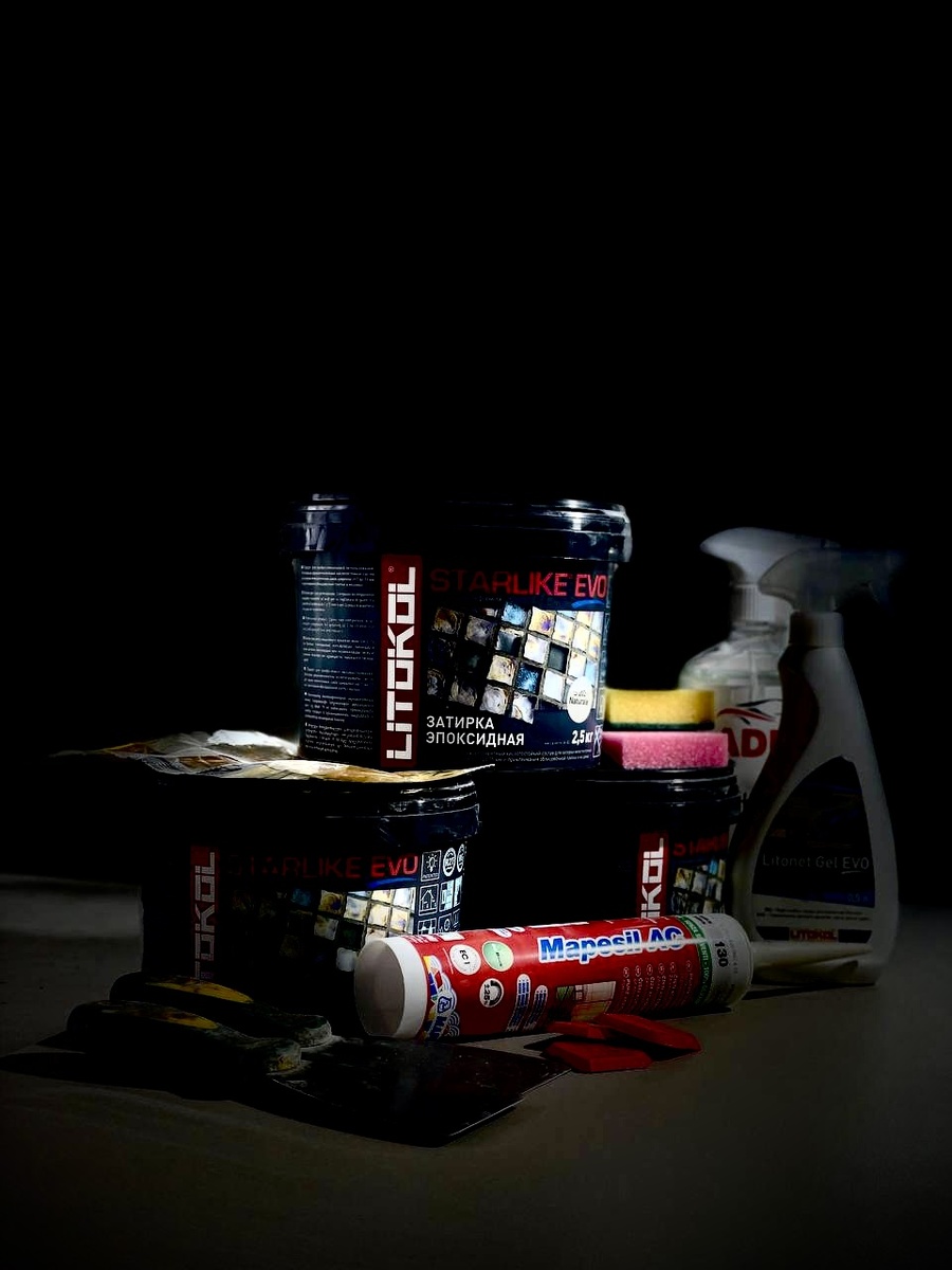 Какие материалы использовать при ремонте интерьера? Стоит ли переплачивать за бренд?!  Расскажу одну историю, которая случилась у нас. Думаю, именно она расставит все точки над «i». 
Позвонили мне как-то из одной широко известной фирмы на Урале у которой название начинается на «бро», а заканчивается на «екс». И говорят, мол, у них появился супер-пупер клей для широкоформатного керамограмогранита, присылают мне его внешний вид, тех характеристики и пр. Я сразу посмотрел и меня «затерзали смутные сомнения»:
-упаковка не «колхозная», как у них это принято-чисто белый пакет, надпись «werner»
- немецкий флаг 🇩🇪 зачем-то нарисован. 
-мешок чистый, а не как обычно… и пр.Короче, явный закос под «немецкое качество и производство», да еще и ни слова про производителя и все на# немецком языке…
И тут мне со стороны как-то напахнуло обманом…
Естественно, я запросил сертификаты у того манагера. На что он мне сказал обязательно предоставит…
Через день-два я получил «филькину грамоту» документ с подписью директора, что он «зуб дает» подтверждает, что все заявленные характеристики соответствуют действительности. Я, естественно, понимаю, что меня в очередной раз хотят обвести вокруг пальца , говорю им, что мы не работаем таким методом, но менеджер не успокоился и прислал мне еще одно доказательство - бумагу уже с их же лаборатории… 🤦‍♂️ на этом наше «сотрудничество» с компанией по имени «бро…» закончено окончательно и бесповоротно. Решать Вам какие продукты выбирать для ремонта, но мы работаем только с проверенными производителями, имеющими сертификаты соответствия.
Кстати, на всякий случай:
История выдуманная, все совпадения случайны. Ну, вы поняли… чтоб не было как с «папой Карло» и «интерсколом»