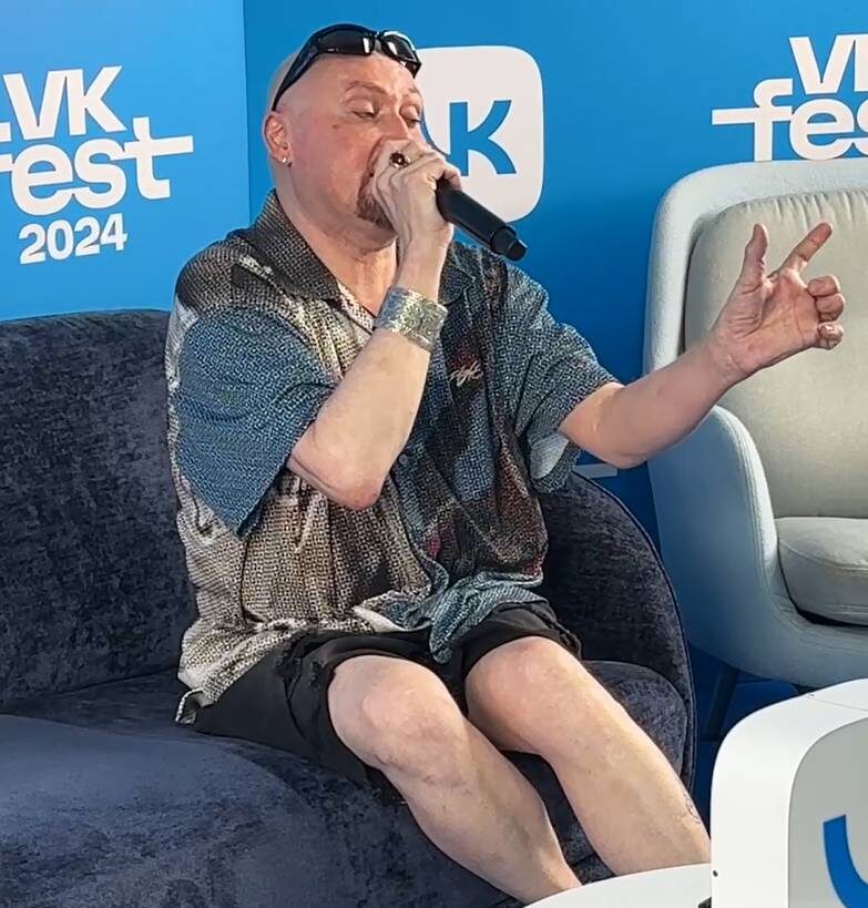    Певец Шура показал размер зажигалки, которой ему пробили головуФото VOICE