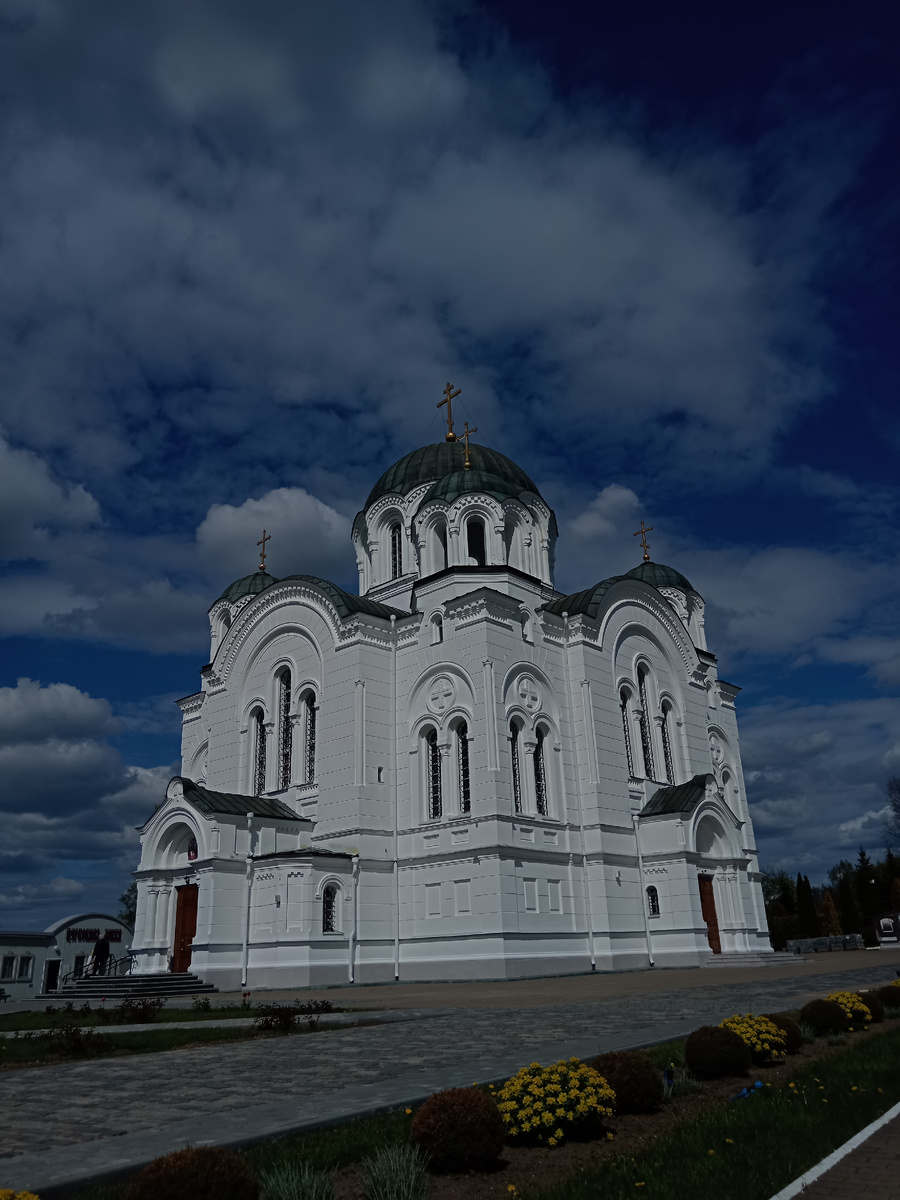 Огромная площадь монастыря окружена цветущими растениями , монастырской лавкой, тремя церквями, местом, где живут монашки. На территории расположено кафе, в котором подают замечательный монастырский чай, местную выпечку и многое другое. 