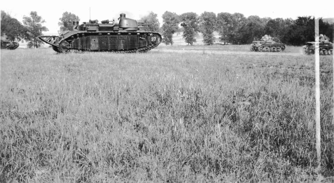 Char 2C №97 «Нормандия» на предвоенных учениях французской армии. Впереди на фото видны легкие танки сопровождения R 35.