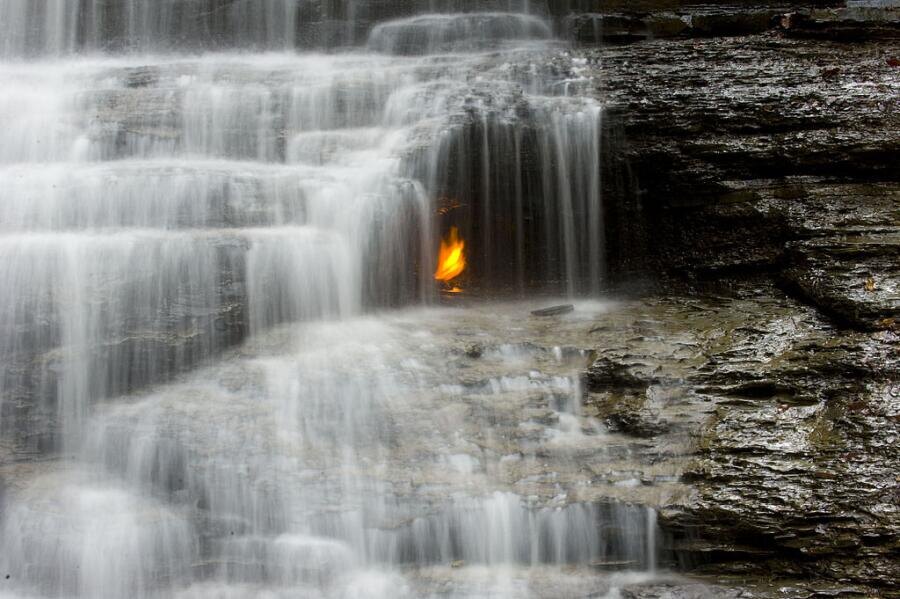    Крупный план газового пламени под водопадом Вечного огня в парке Честнат-Ридж, округ Эри, штат Нью-Йорк Фото: Мпмаевский. Собственная работа, по лицензии CC BY-SA 3.0