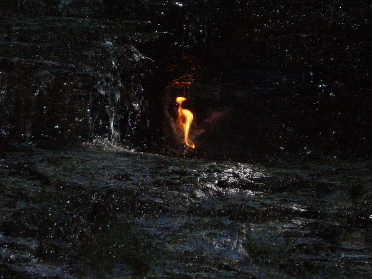    Водопад Вечного огня, парк Честнат-Ридж, округ Эри, штат Нью-Йорк Фото: Рори Швед, общественное достояние