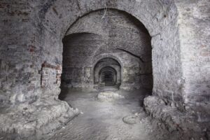 Большинству доверчивых туристов, которые приезжают в Несвиж местные экскурсоводы рассказывают , как достоверный факт о существовании некоего подземного тоннеля, по которому бывшие владельцы дворца...-2