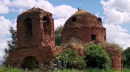 Сквозь крапиву к вере. Заброшенный храм Святого Владимира в селе Неретино. Боялась, что что-нибудь упадёт мне на голову. Рязанская область