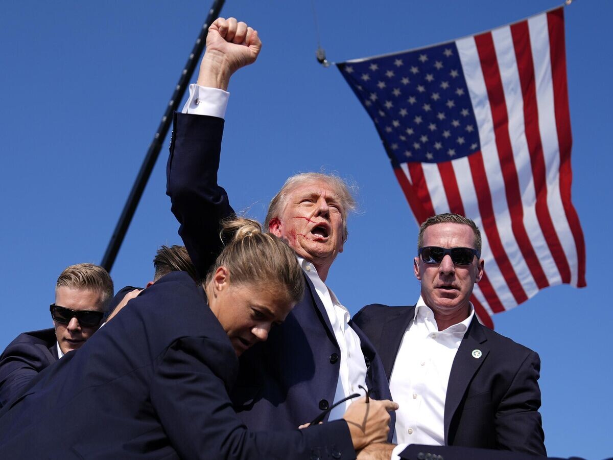    Дональд Трамп во время стрельбы на предвыборном митинге© AP Photo / Evan Vucci