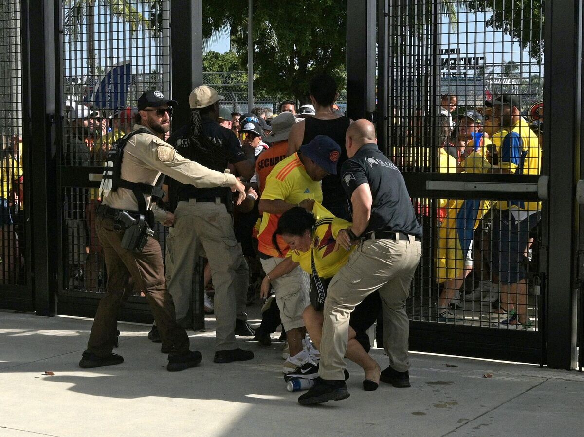    Задержания на территории арены перед финалом Кубка Америки© AFP 2024 / JUAN MABROMATA