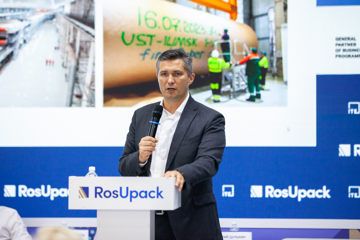 Директор по продажам на внутреннем рынке и СНГ Группы «Илим» Владимир Шошин выступает с докладом «Текущее состояние рынка гофроматериалов. Тренды» на RosUpack 2024