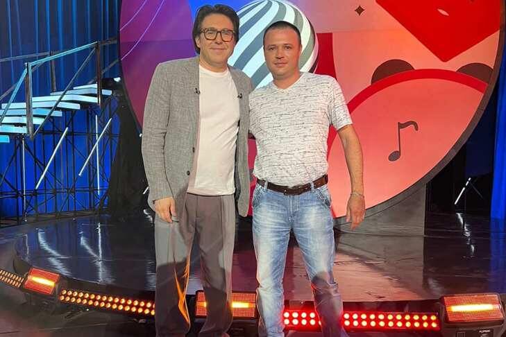    Виктор Елкин с ведущим телепередачи «Песни от всей души» Андреем Малаховым после записи программы. Фото из личного архива В. Елкина