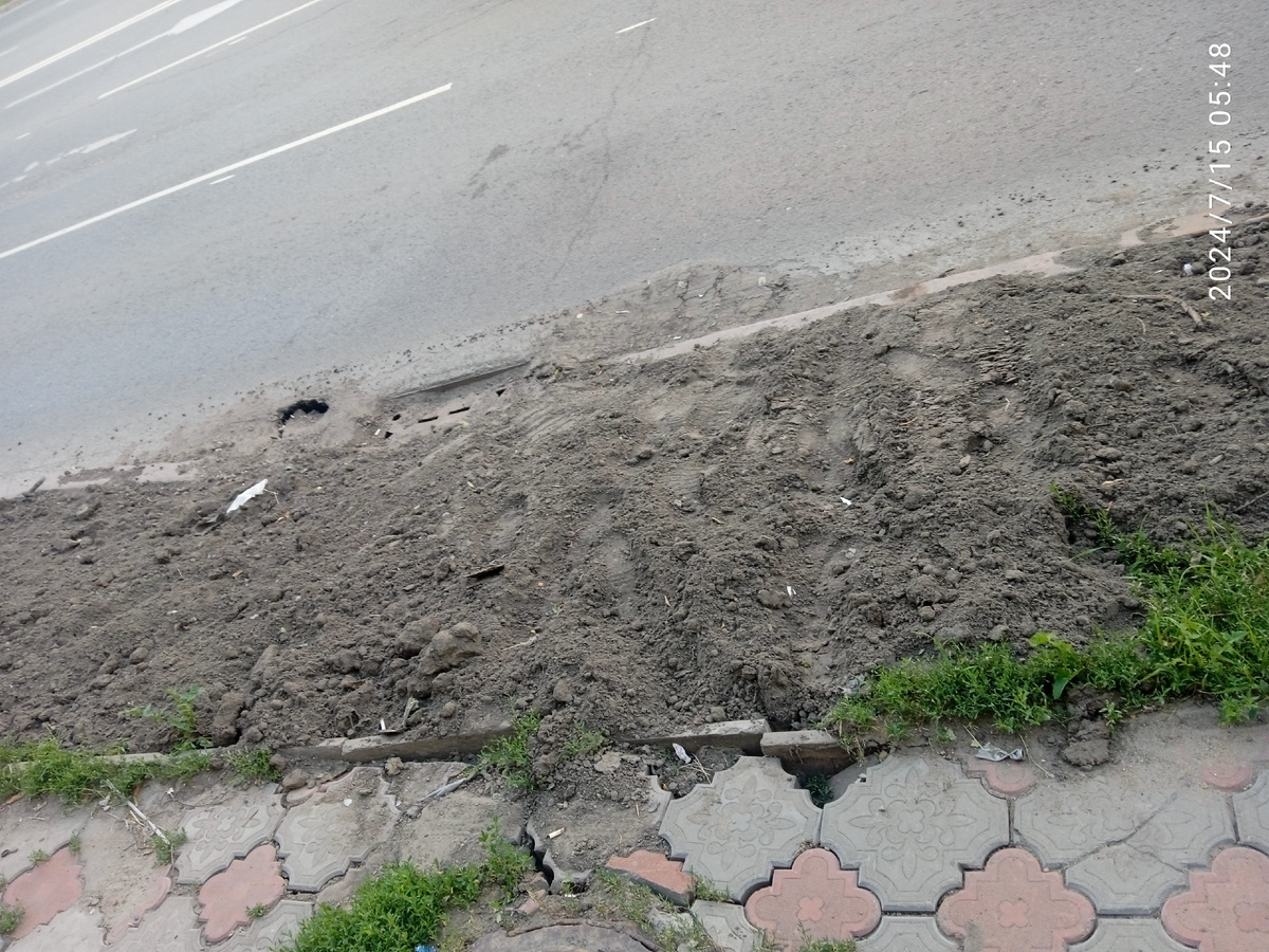 Засыпали не только провал, но и ливневую канализацию. 