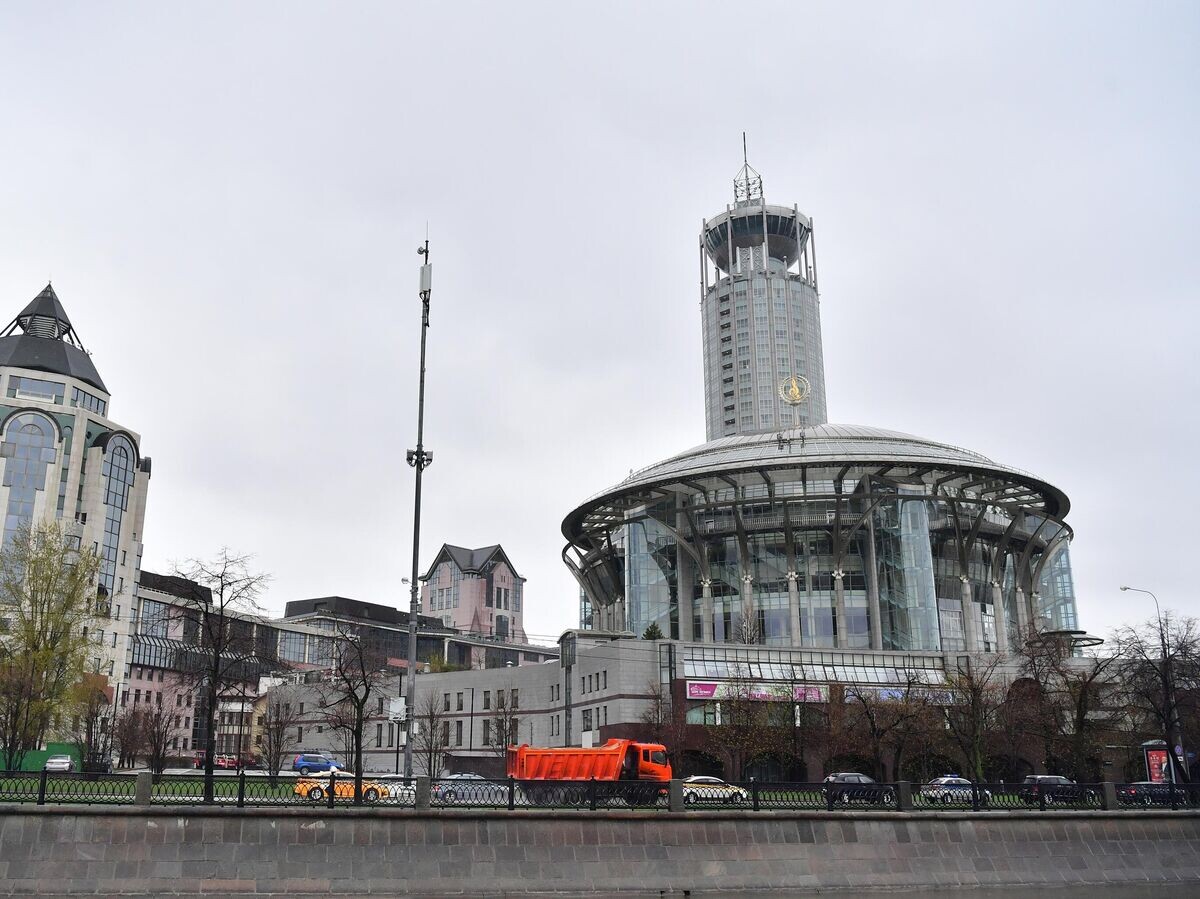    Космодамианская набережная в Москве. На первом плане справа: Московский международный дом музыки.© РИА Новости / Алексей Куденко