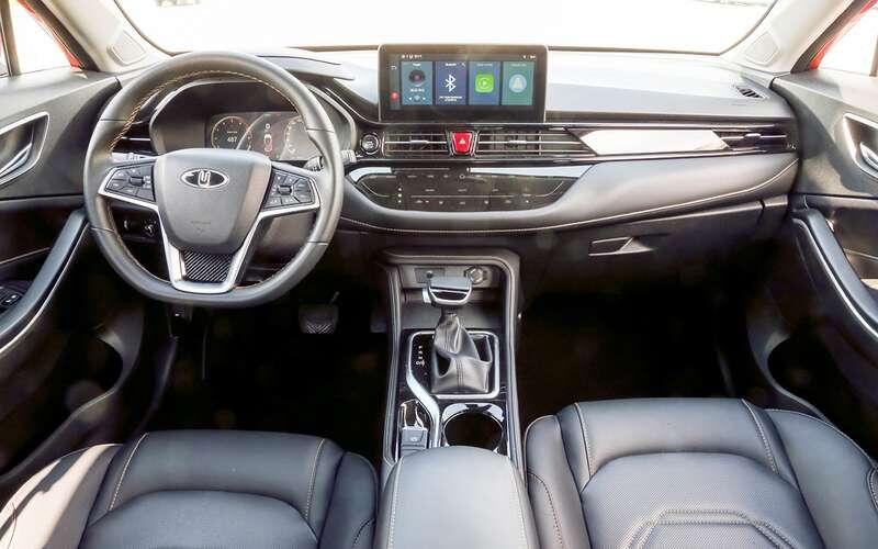    Салон Москвича воспринимается самым современным, однако по ощущениям тут теснее всего. «Чувство локтя» испытываешь только здесь.