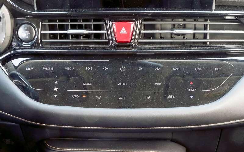    Сенсорное управление климат-контролем не понравилось – отвлекает много внимания.