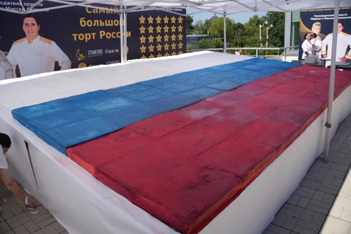    Кондитеры из Челябинска создали торт в виде флага России весом 1,5 тонны
