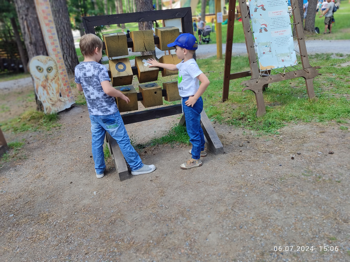 Паша и Вадим. Фотографий с речки нет, ниже поймёте почему