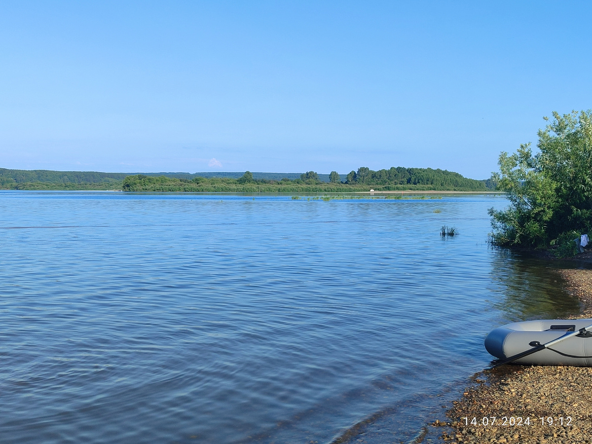Томь. Люди купаются дальше, потому что тут очень мелко