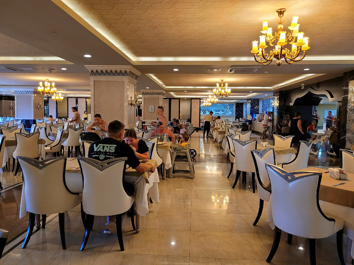 Главный ресторан в отеле Royale Alhambra Palace