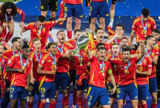    Чемпионат Европы, Испания - Англия, финальный раунд, финал, Олимпийский стадион в Берлине, игроки сборной Испании ликуют с трофеем