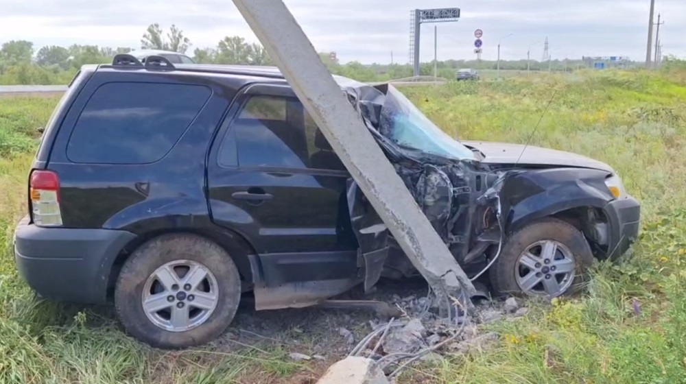 Под Сорочинском пьяный водитель на Ford слетел с трассы, врезался в опору ЛЭП, а затем бросил в авто двух пострадавших детей и женщину и сбежал.-2