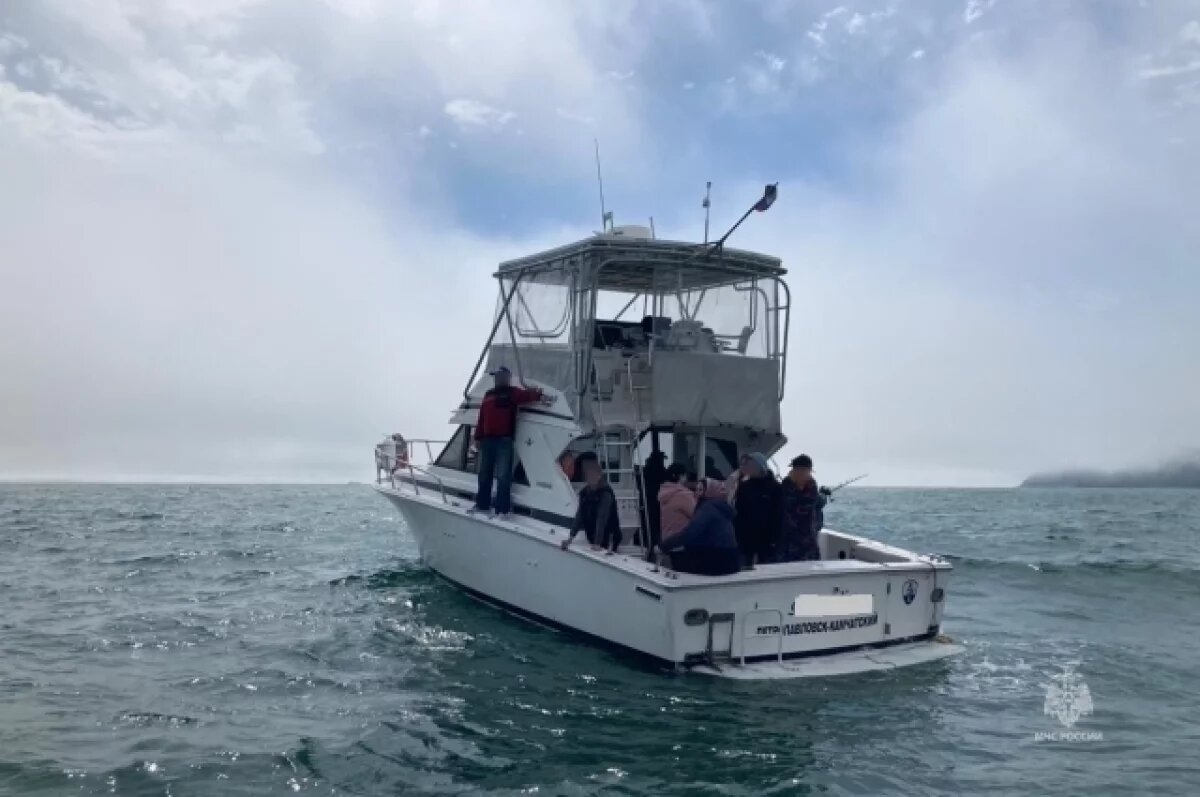    Катер запутался в снастях и застрял в бухте на Камчатке