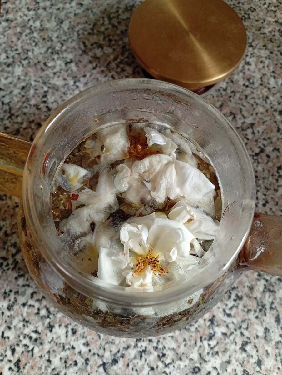 Белый шиповник ароматнее