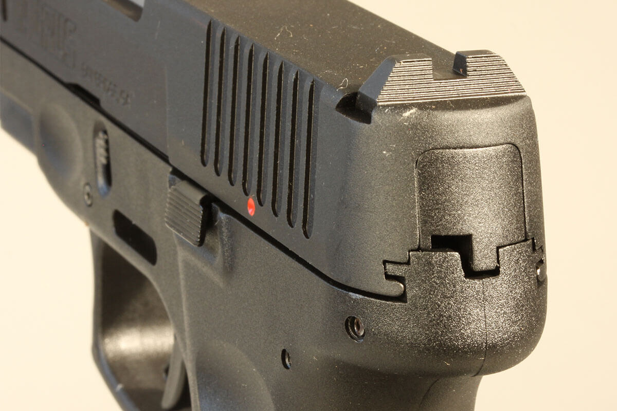 Целик характеризуется специфической зубчатой формой, не включающей в себя отвлекающих элементов, таких как маркировочные точки.