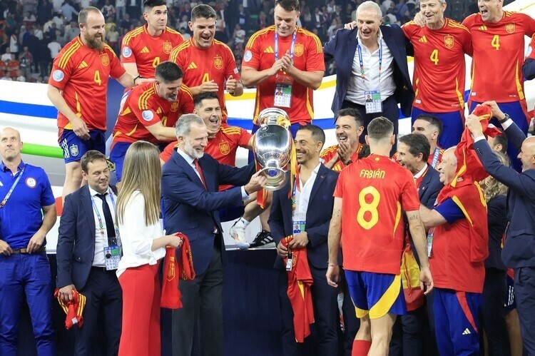    Испания обыграла Англию со счетом 2:1 в финале чемпионата Европы.   
Фото: Europa Press, Keystone Press Agency, globallookpress.com