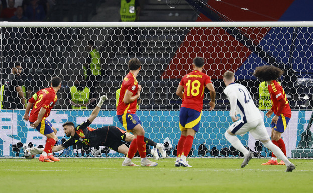    Коул Палмер забивает гол в ворота сборной Испании. Reuters