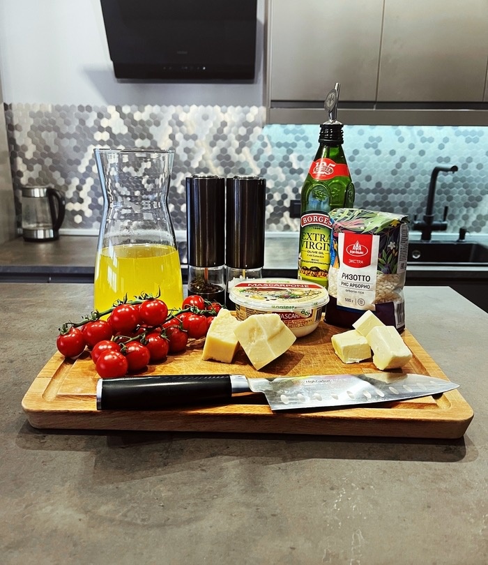 К ингредиентами:
- 200 грамм риса для ризотто (Арборио или Карнароли, с первым видом гораздо проще - есть почти в каждом сетевике)
- 500 мл. куриного или овощного бульона
- 50 грамм сливочного масла
- 250 грамм помидор Черри, нарезать половинками
- 100 грамм маскарпоне 
- 25 грамм твёрдого сыра
- соль, перец, оливковое масло (3-4 ст.ложки)

Ну начнём: берём широкий сотейник или сковороду и, не жалея, поливаем его маслом. Огонь выставляем побольше и не растягивая удовольствие засыпаем в него рис. Упаси господь вас его промывать. Хорошенько перемешиваем и даём ему нагреться, но не подгореть.