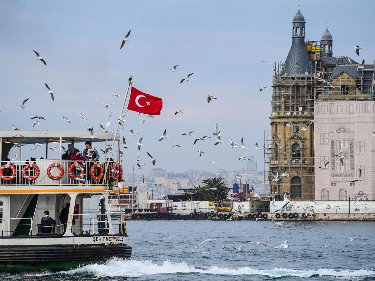    Отдыхающие на корабле в районе Кадыкей города Стамбул© РИА Новости / Алексей Куденко