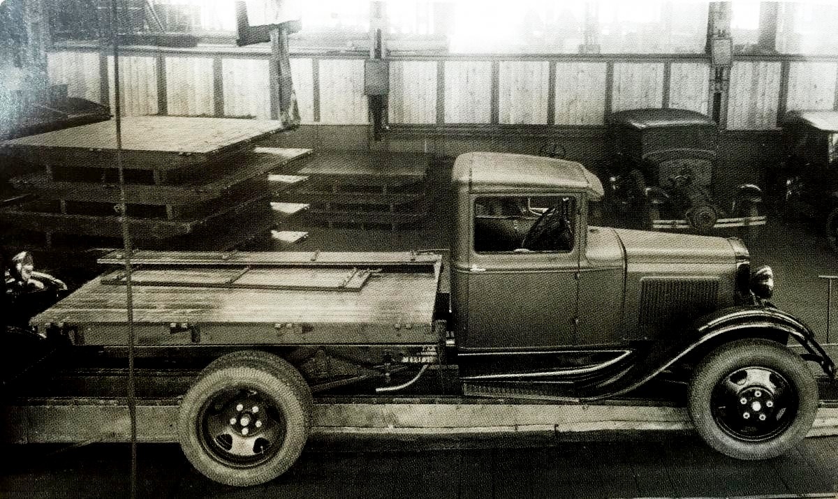 Автомобильная мода 30-ых годов XX века: вытянутые округлые крылья, выкрашенные в чёрный цвет. Чёрные диски колёс, чёрный радиатор и такие же корпуса фар. 