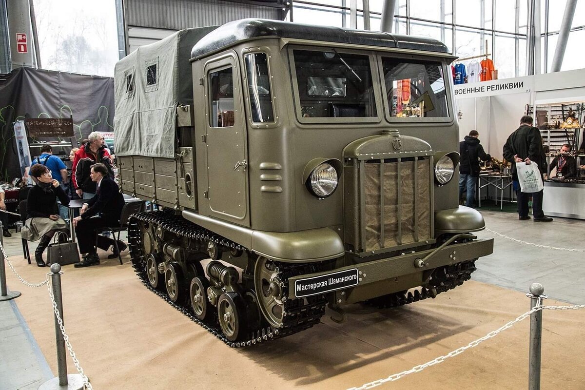 Советский артиллерийский тягач СТЗ-5, доживший до наших дней. Ясно видимая чёрная крыша, и - почему-то - зелёные крылья и зелёная радаторная решётка. Не по моде того времени, и не по логике времени сегодняшнего. 